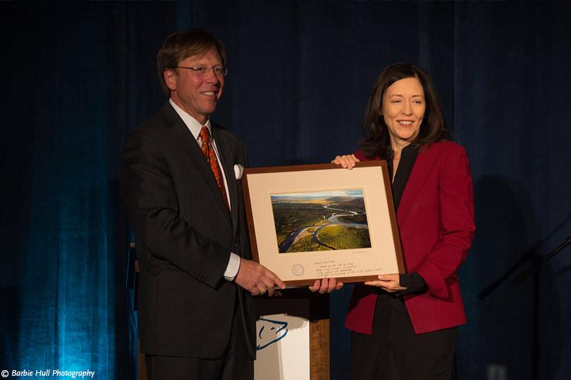 Maria Cantwell receives award at Wild Salmon Center Dinner and Auction